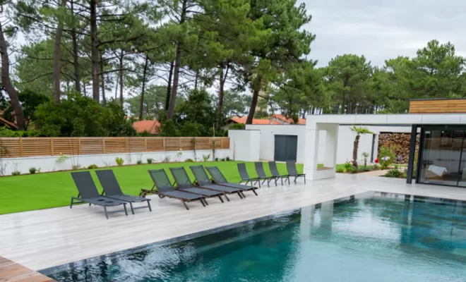 Des professionnels des aménagements de jardin pour un tour de piscine moderne et fonctionnel dans les Landes