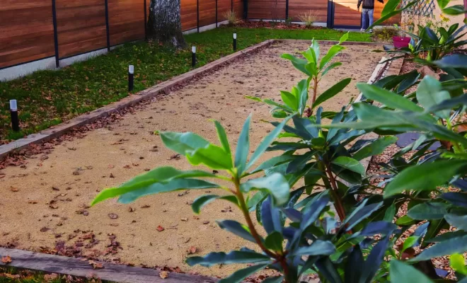 Création d'un terrain de pétanque dans un jardin au cœur des Landes