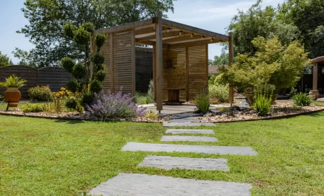 Amenagement allée vers pergola en bois