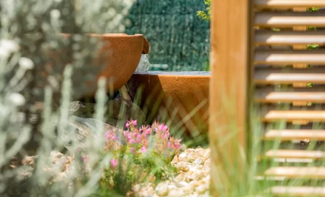 Après travaux - Pergola en bois et fontaine