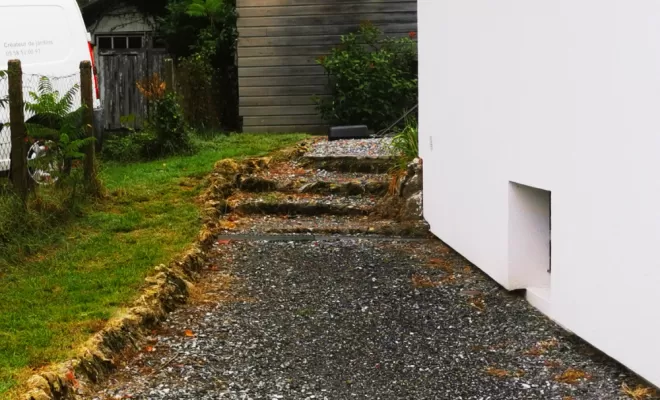 Aménagement d'allées en gravillon dans un jardin landais