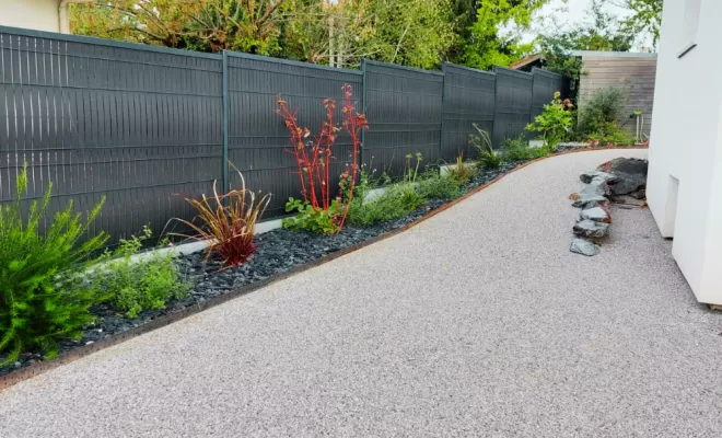 Nouvelle allée en gravillon dans le cadre de la rénovation d'un jardin